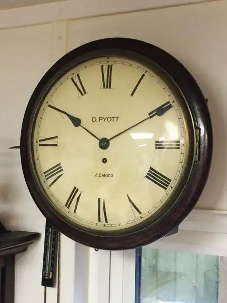 Dial clock convex with a dial glass