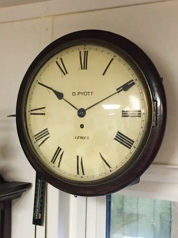 Dial clock convex with a dial glass